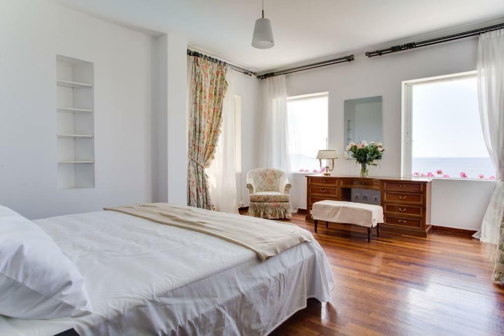 Beautiful, Private Villa By The Sea Agia Marina  Exteriér fotografie
